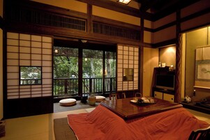 ห้องทราดิชันนัล (Japanese Style, TAKEBUE) | ผ้านวมขนเป็ด, ตู้นิรภัยในห้องพัก, โต๊ะทำงาน, Wi-Fi ฟรี