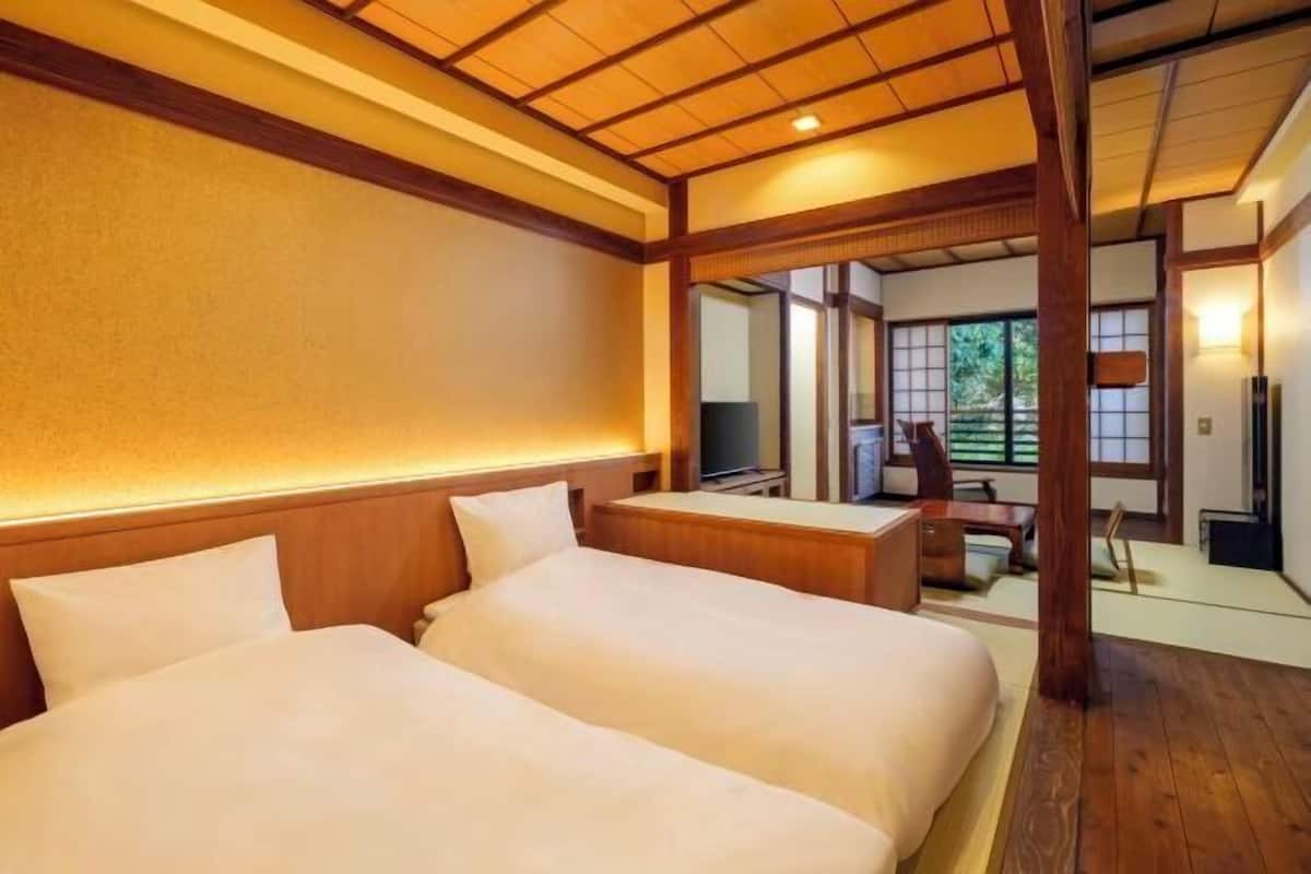 Down duvets, in-room safe, desk, free WiFi