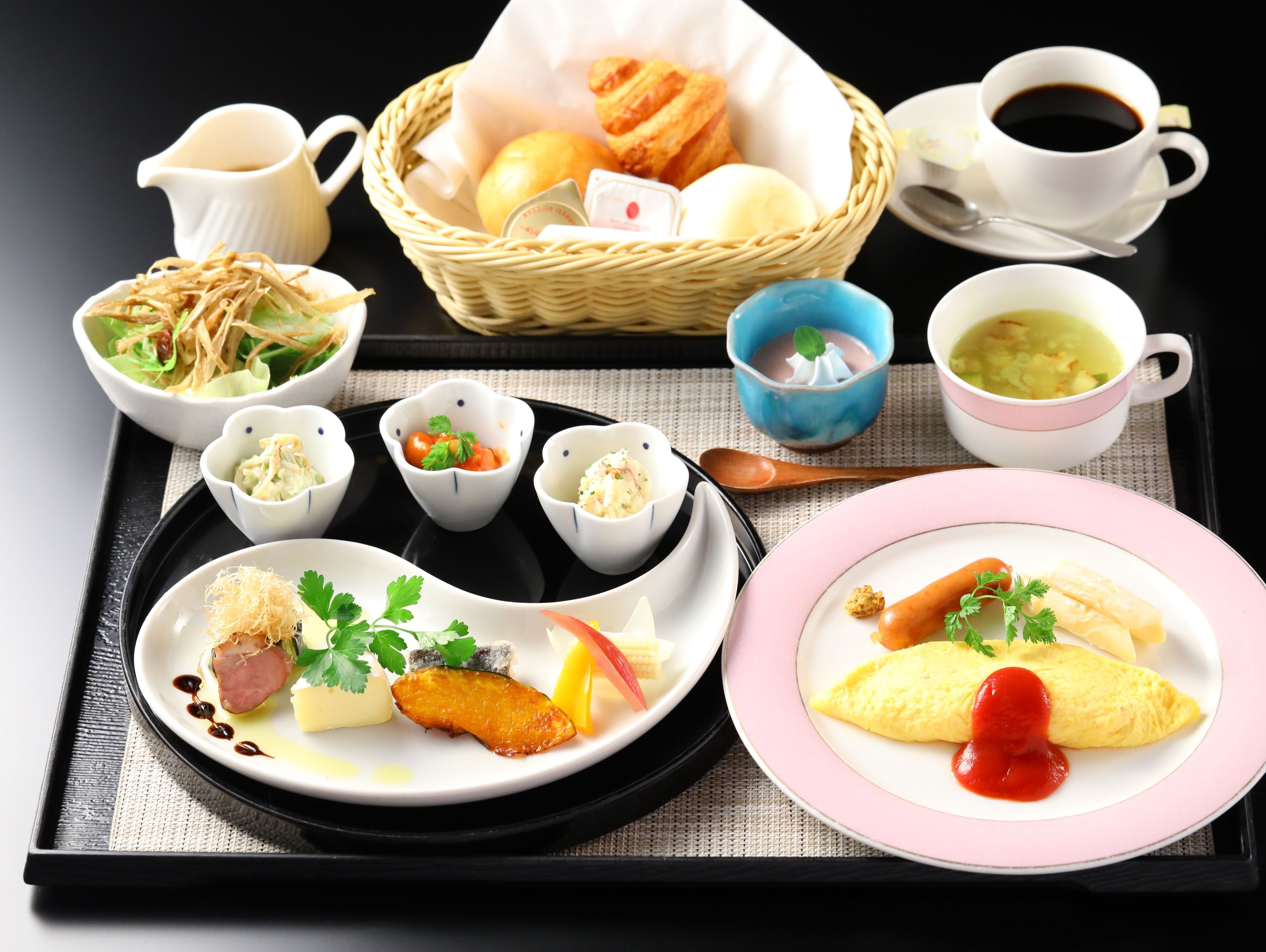 Una bandeja con diversos platos, incluyendo un plato con tortilla, un bol de sopa y varios recipientes pequeños con diferentes alimentos.