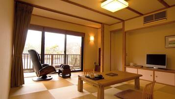 Japanese Western Style Room (YAMANOTO) | Living area | Flat-screen TV