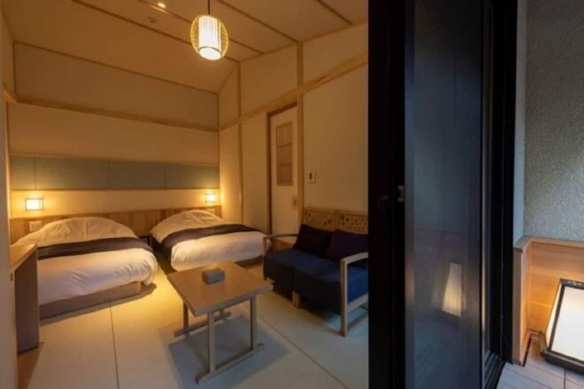 Ropa de cama de alta calidad y caja de seguridad en la habitación