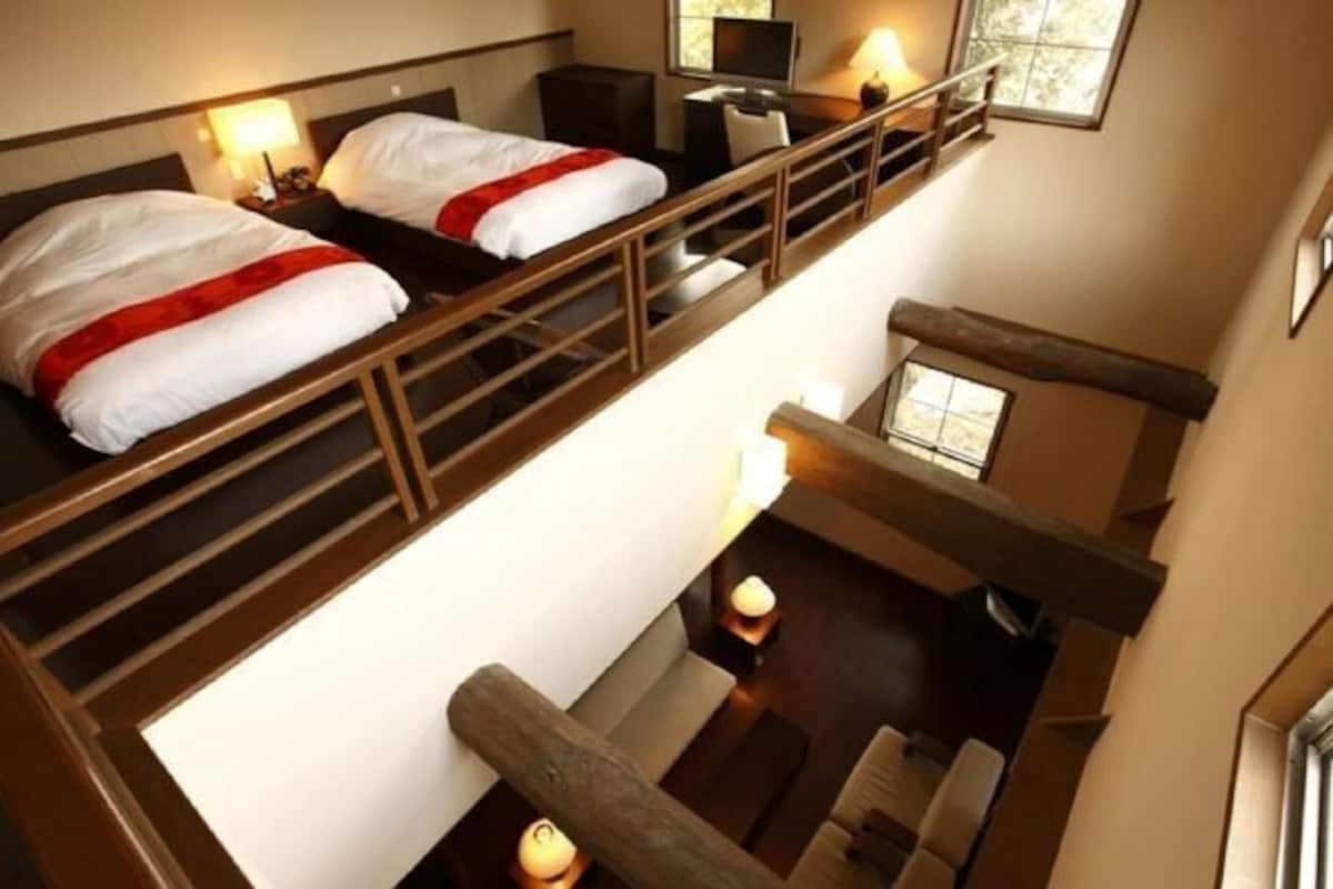 Ropa de cama de alta calidad y caja de seguridad en la habitación