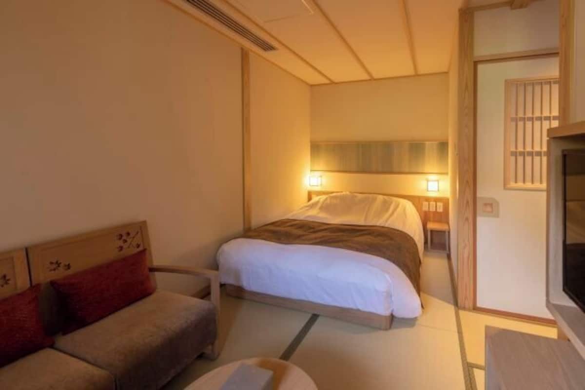 Ropa de cama de alta calidad y caja de seguridad en la habitación