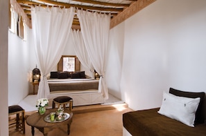 Canopy Bed Suite | Sengetøy av topp kvalitet, individuelt dekorert og wi-fi (inkludert)