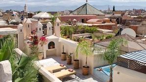 A rooftop terrace with lounge chairs, a small pool, and potted plants. - Riad Vert Marrakech (Marrakech)