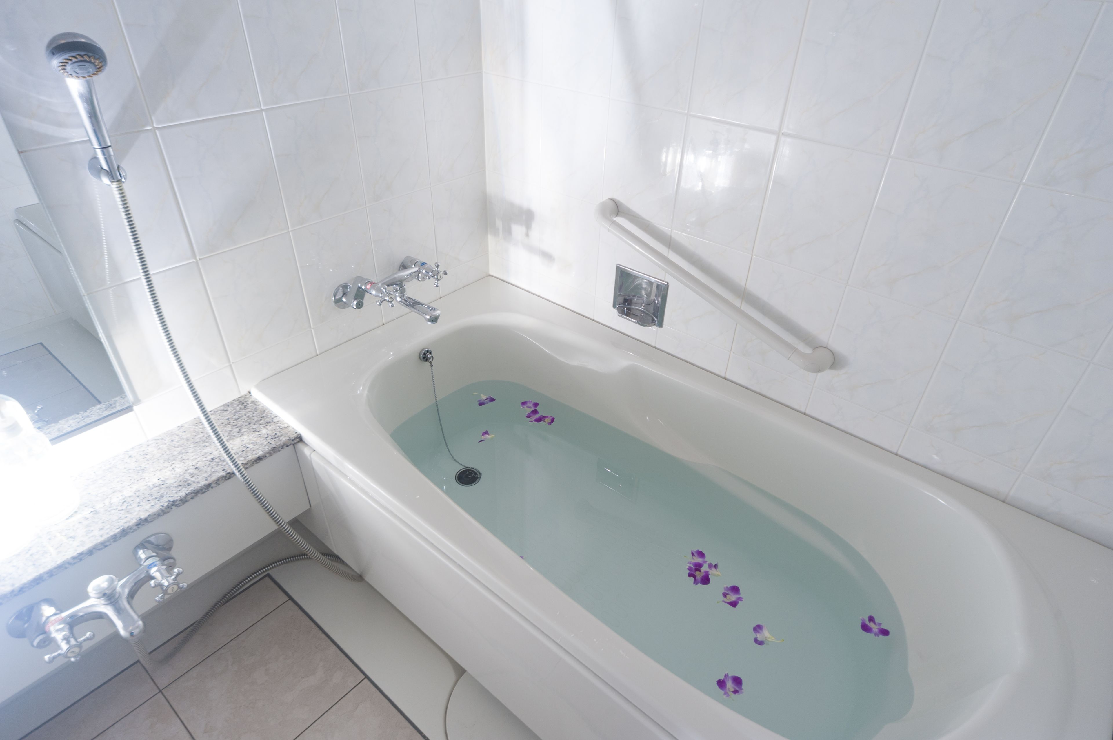 combined shower/bathtub, free toiletries, hair dryer, slippers