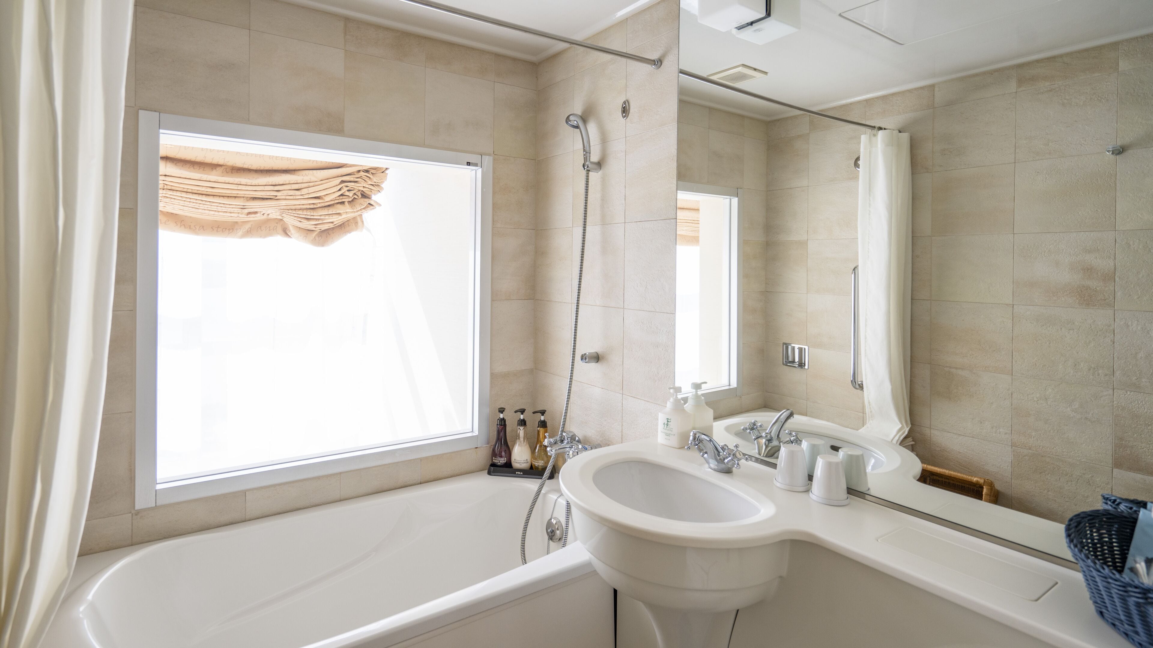 sky suite, non smoking | bathroom | combined shower/bathtub, free toiletries, hair dryer, slippers