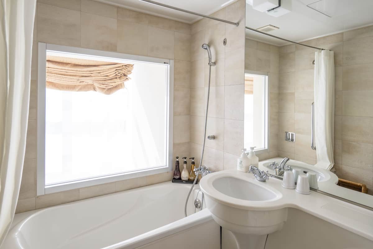 sky suite, non smoking | bathroom | combined shower/bathtub, free toiletries, hair dryer, slippers