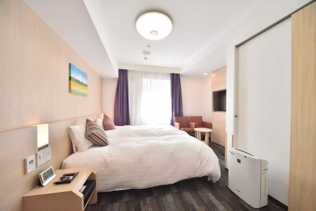 Down comforters, in-room safe, desk, free WiFi