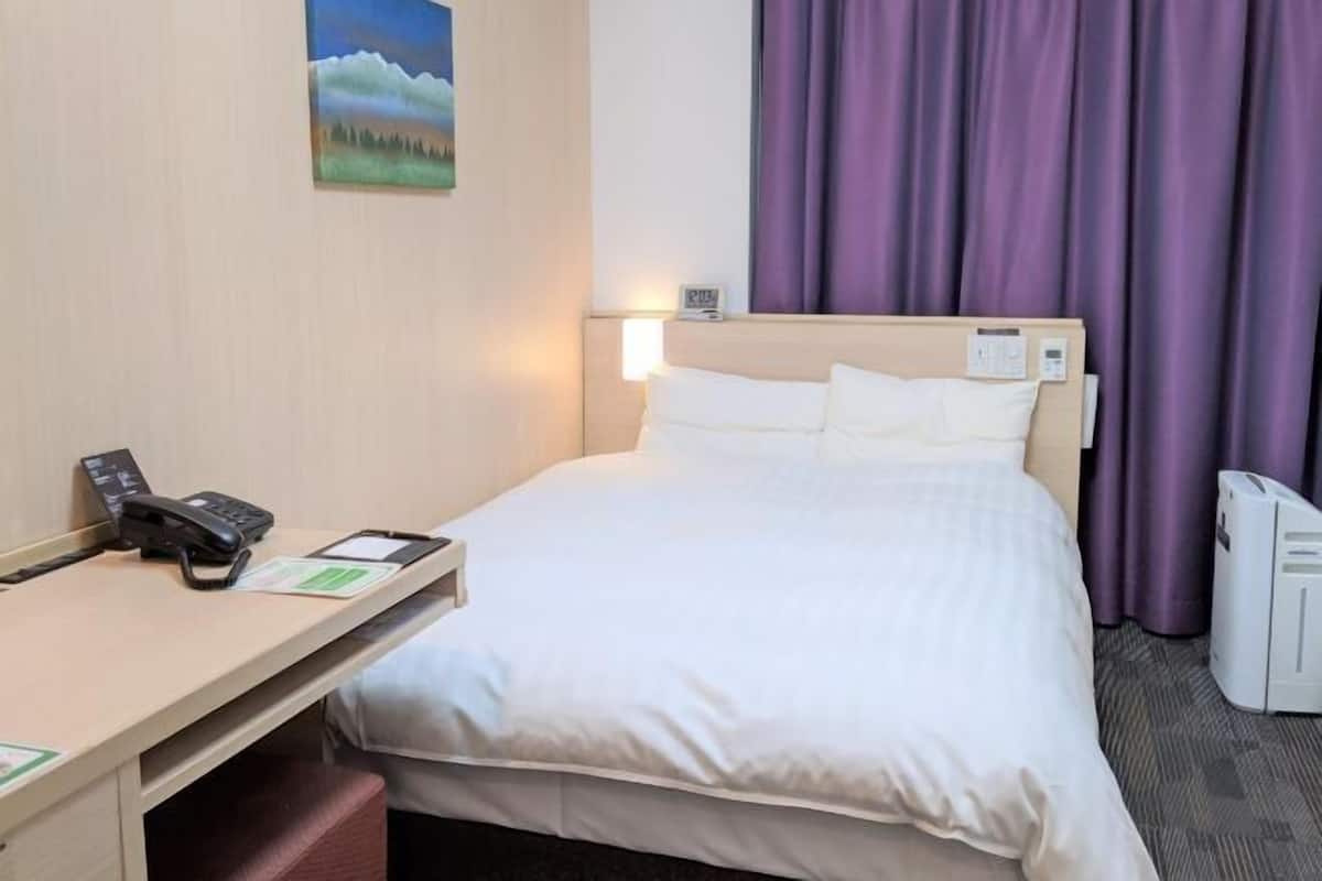 Down comforters, in-room safe, desk, free WiFi