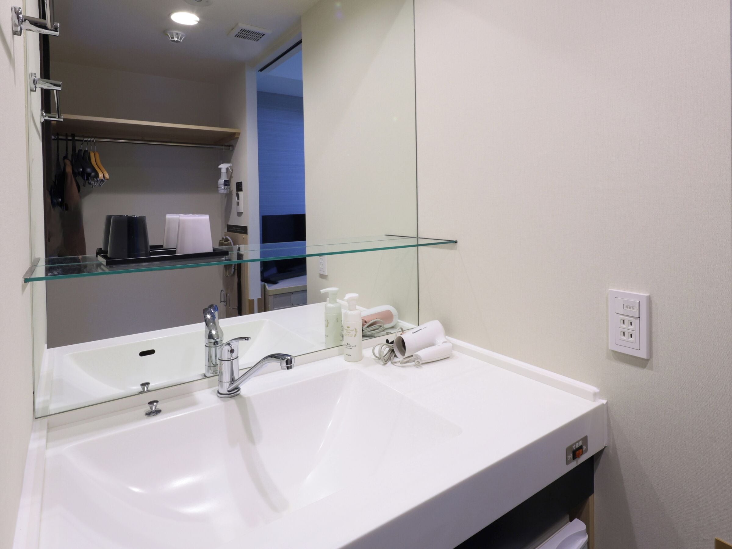 in-room safe, desk, free wifi, bed sheets