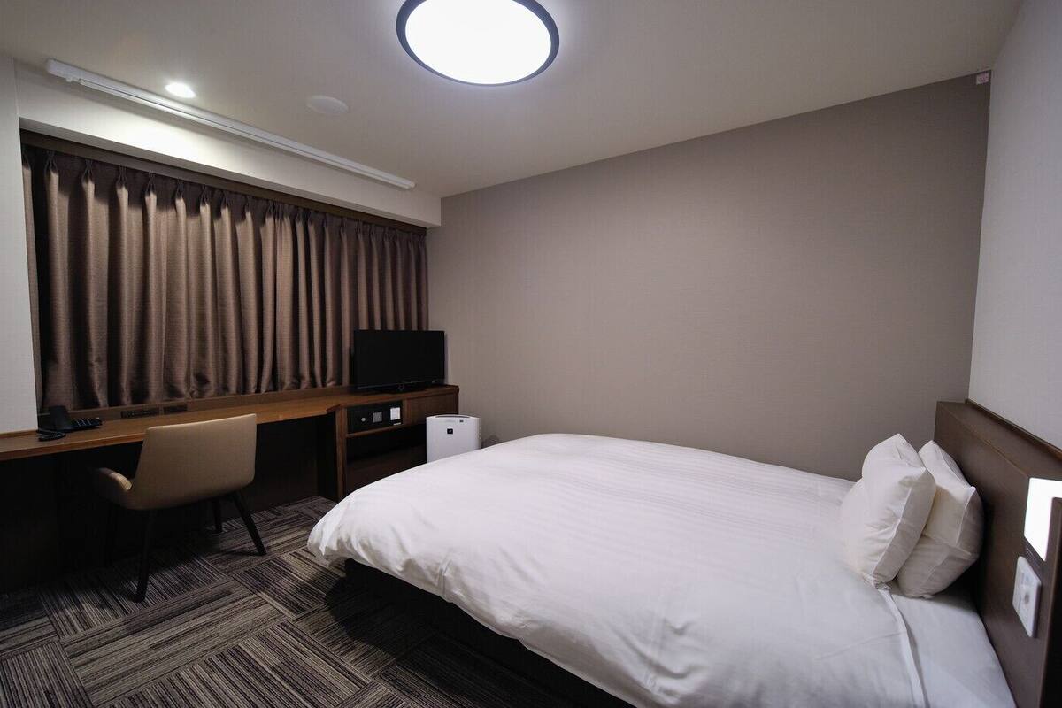 客房内保险箱、办公桌、遮光窗帘、免费 WiFi