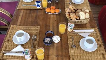 Petit déjeuner composé de spécialités régionales (75 MAD par personne)