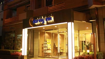 Vista frontal de la propiedad por la tarde o noche