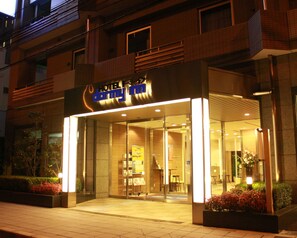 Fassade der Unterkunft – Abend/Nacht