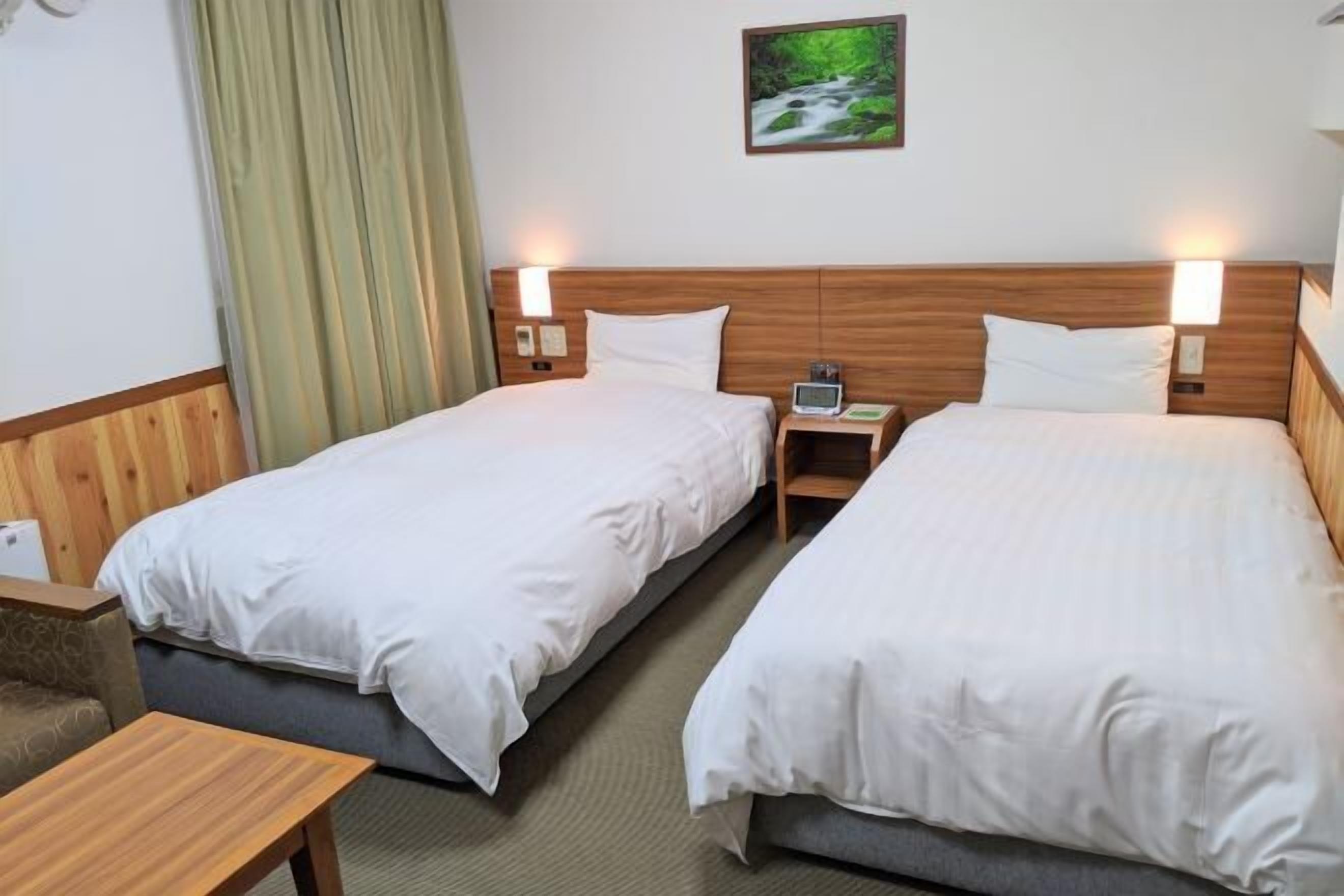 ألحفة محشوة بالريش ومكتب ومساحة عمل للكمبيوتر المحمول ومكواة/لوح كي