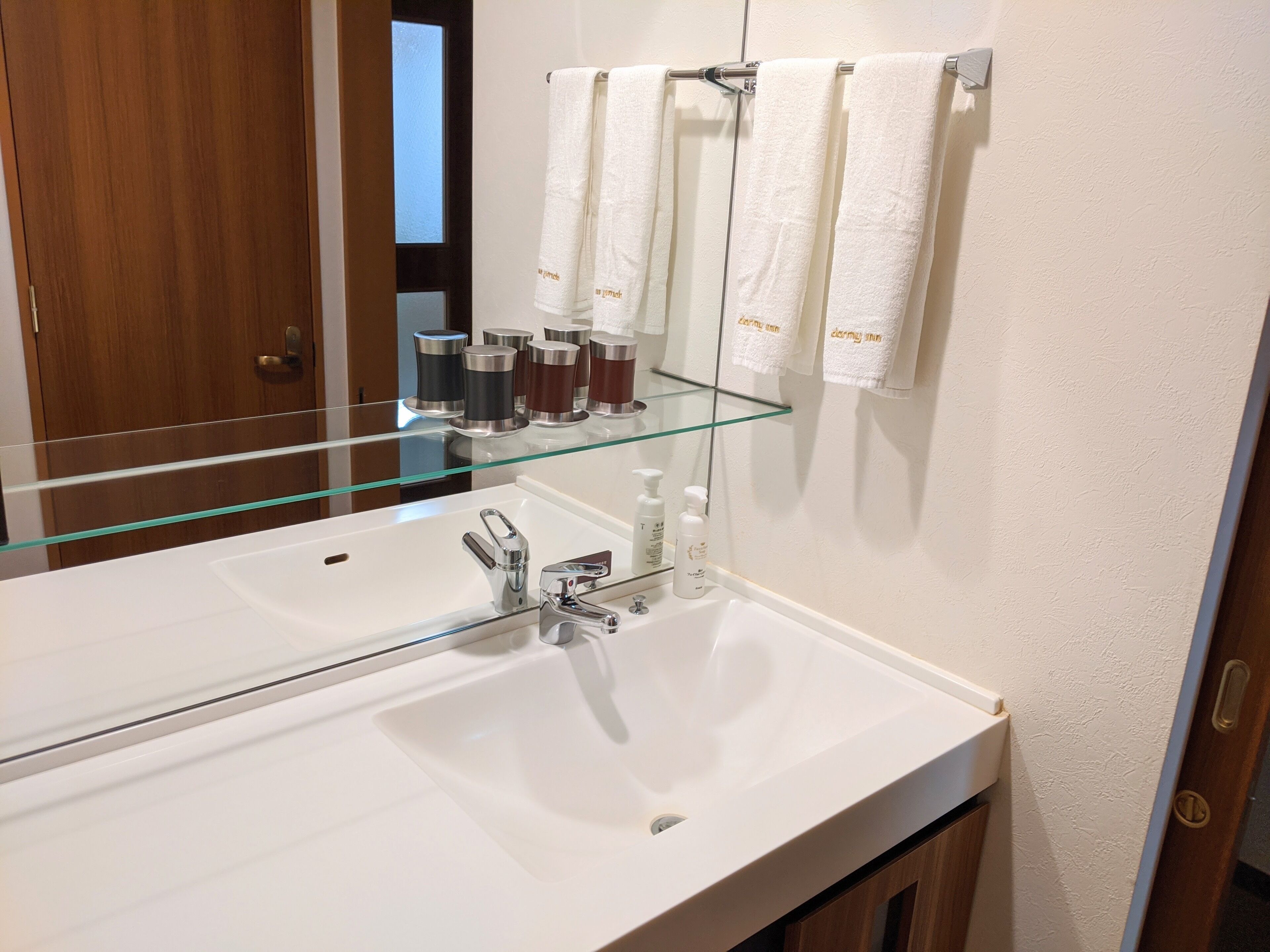 deluxe twin room non smoking (no cleaning service) | desk, iron/ironing board, free wifi, bed sheets