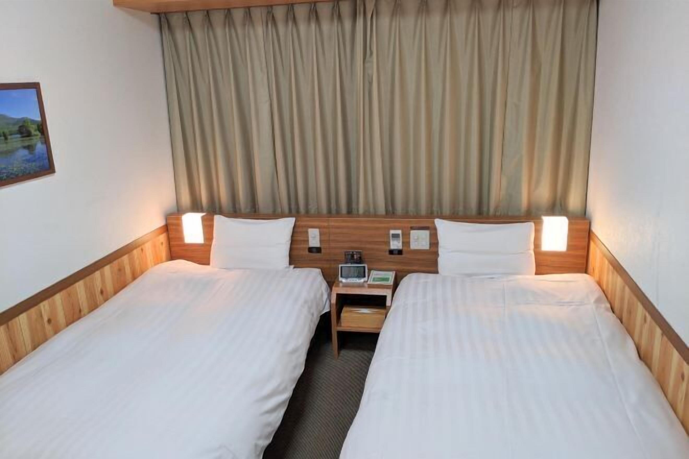 ألحفة محشوة بالريش ومكتب ومساحة عمل للكمبيوتر المحمول ومكواة/لوح كي