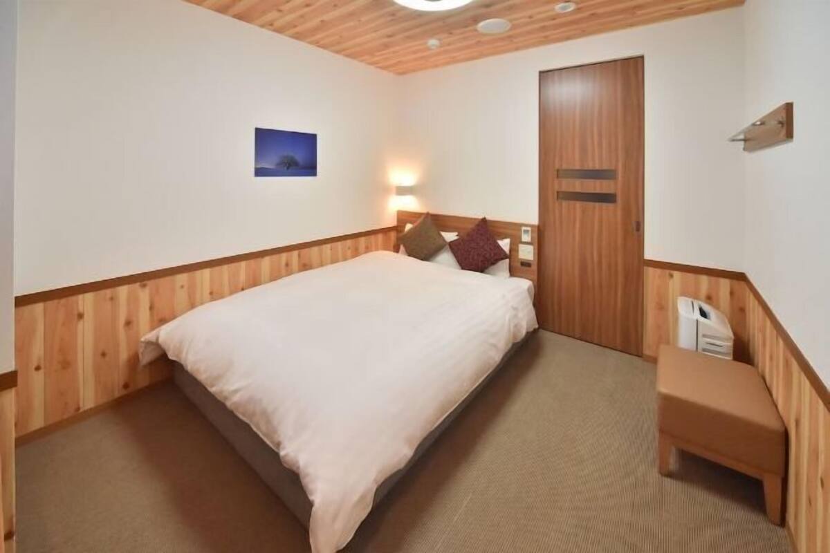 Premium bedding, down comforters, desk, laptop workspace