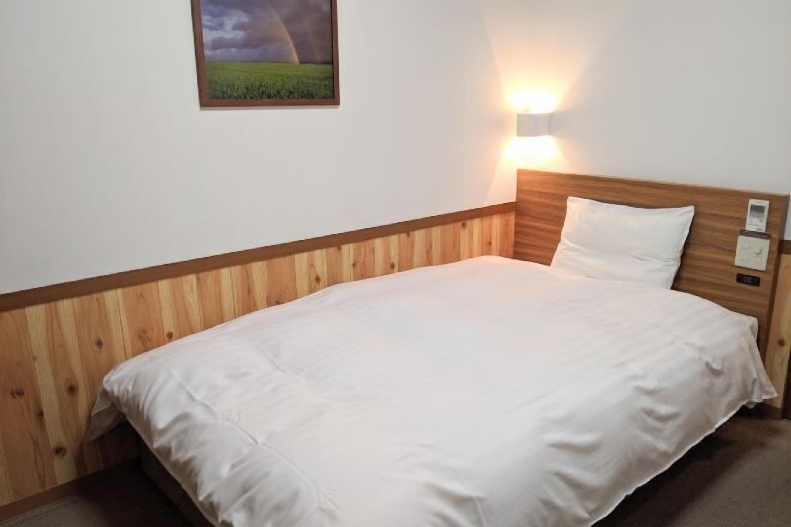 ألحفة محشوة بالريش ومكتب ومساحة عمل للكمبيوتر المحمول ومكواة/لوح كي