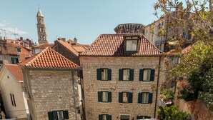 A rooftop terrace with lounge chairs and a hot tub. - Hotel Marmont Heritage (Split)