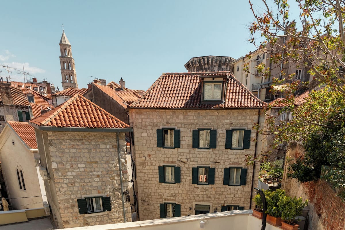 Une terrasse sur le toit avec des chaises longues et un jacuzzi.