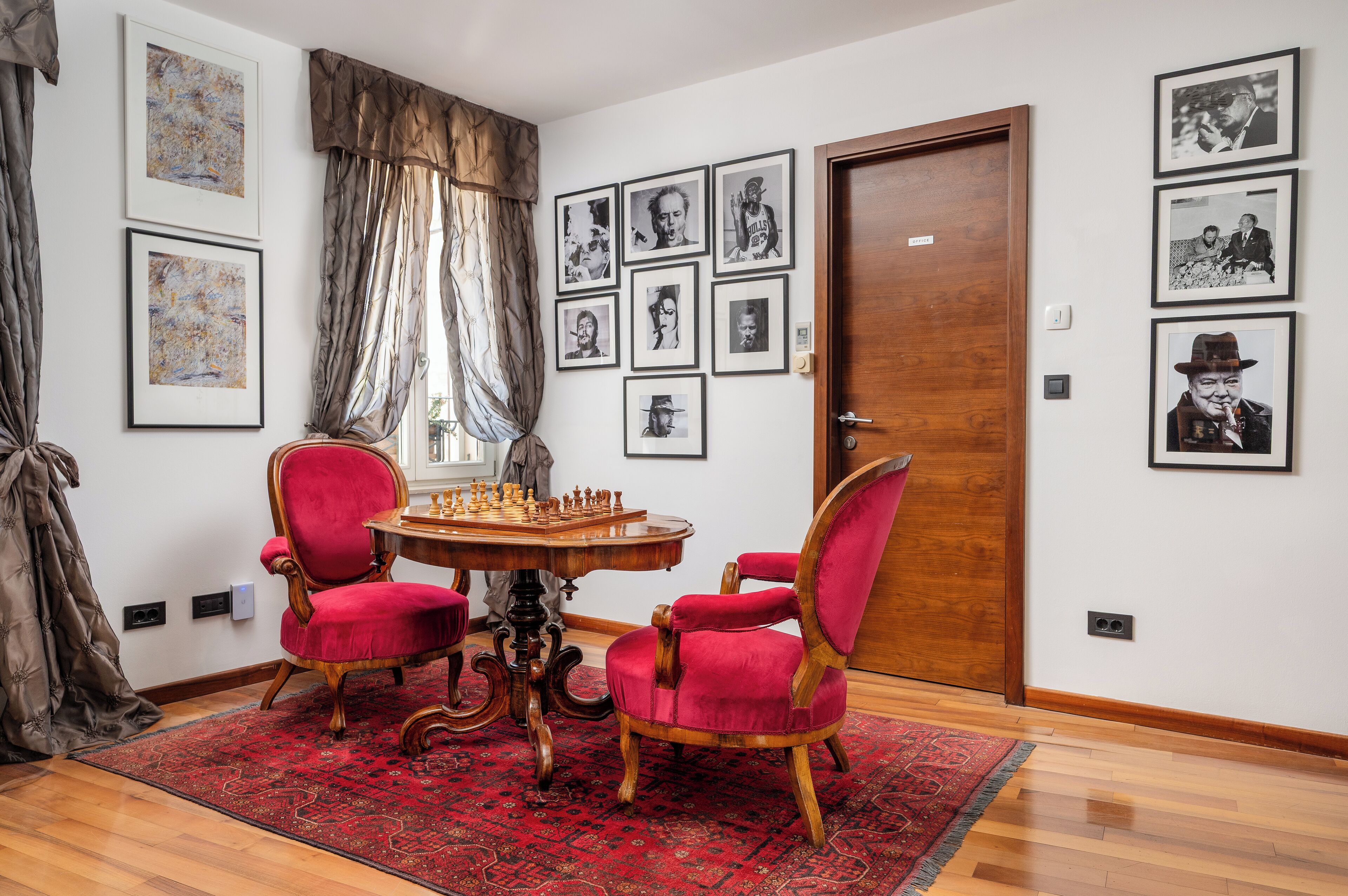 serves breakfast, lunch and dinner