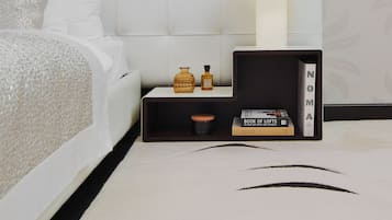 Premium Suite with Terrace and Old Town View | 1 間臥室、高級寢具、迷你吧、客房內保險箱