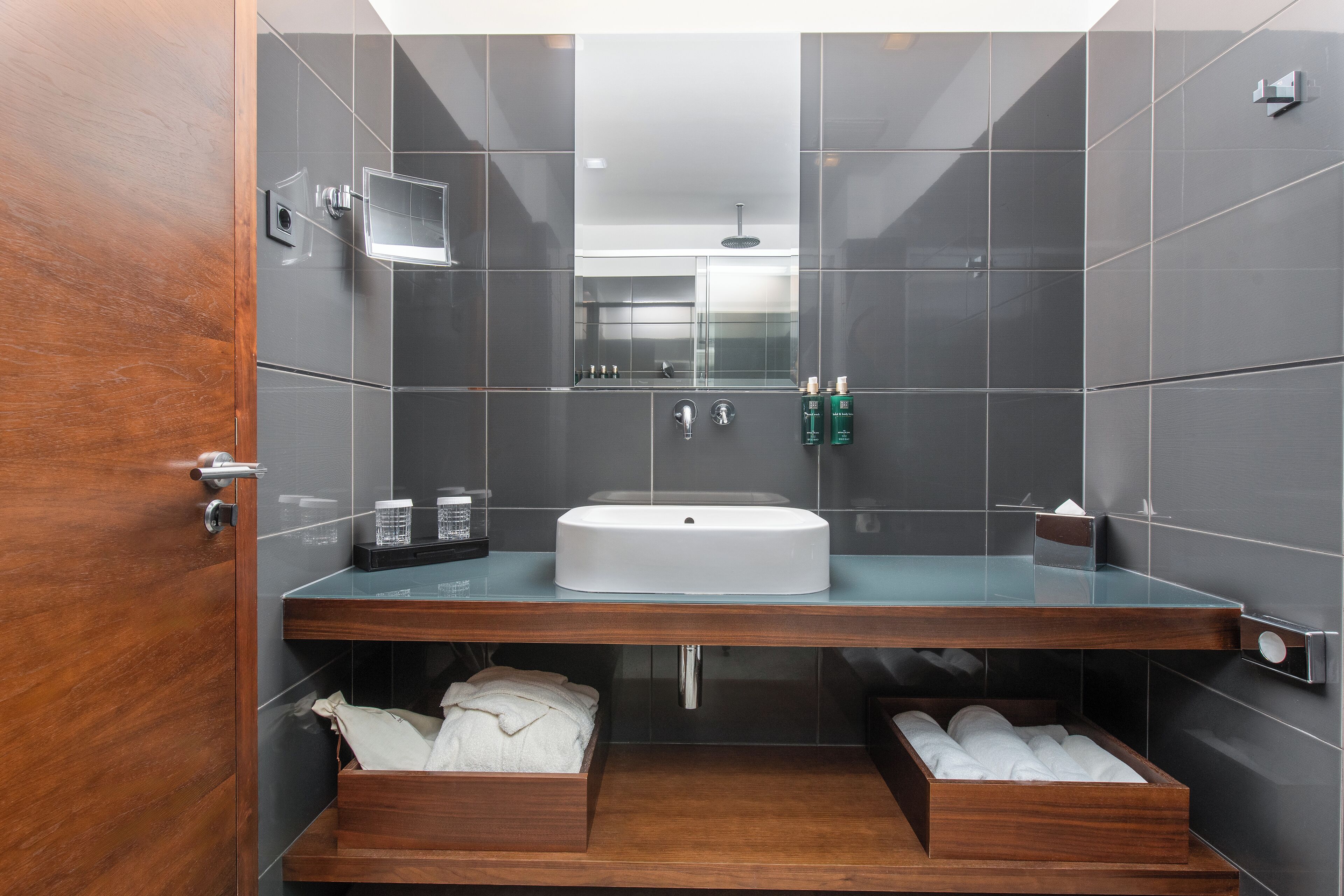 combined shower/bathtub, deep-soaking bathtub, free toiletries