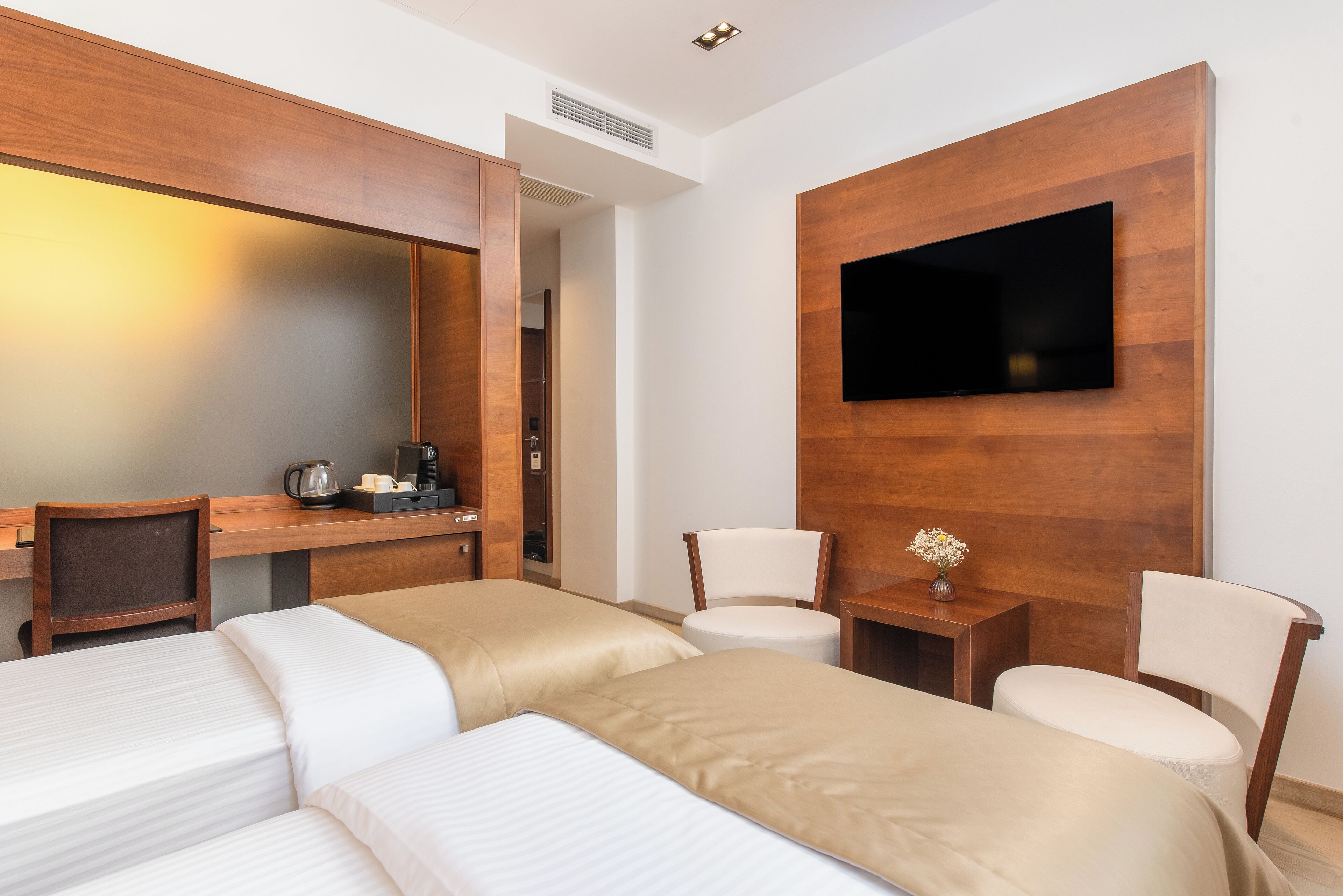 Classic-Doppel- oder -Zweibettzimmer | Hochwertige Bettwaren, Minibar, Zimmersafe, Schreibtisch