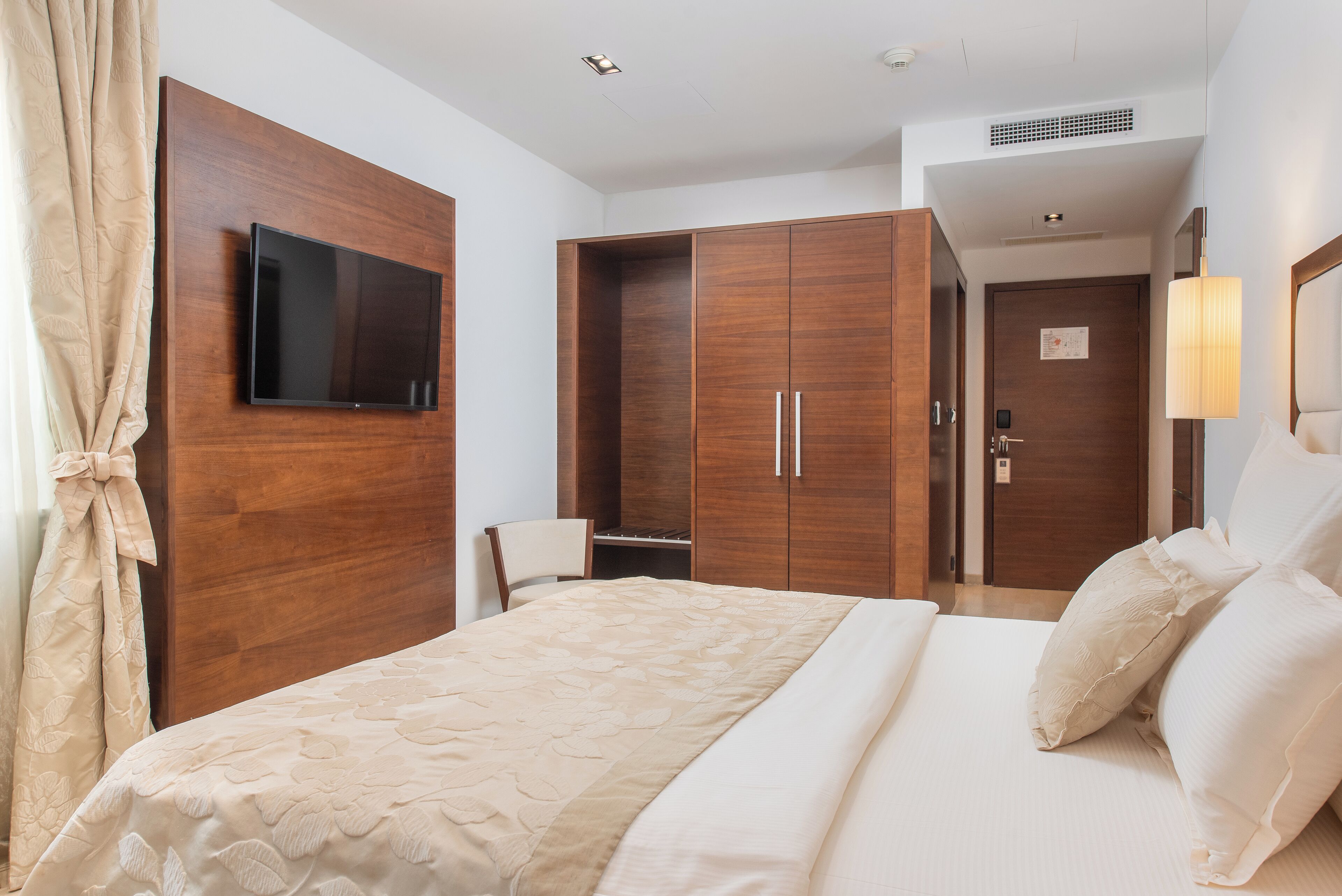 deluxe double room | 1 bedroom, premium bedding, minibar, in-room safe