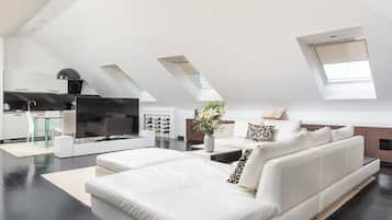 Penthouse Suite with Terrace and Old town view. | 1 間臥室、高級寢具、迷你吧、客房內保險箱