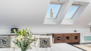 Penthouse Suite with Terrace and Old town view. | 起居區 | LCD 液晶電視