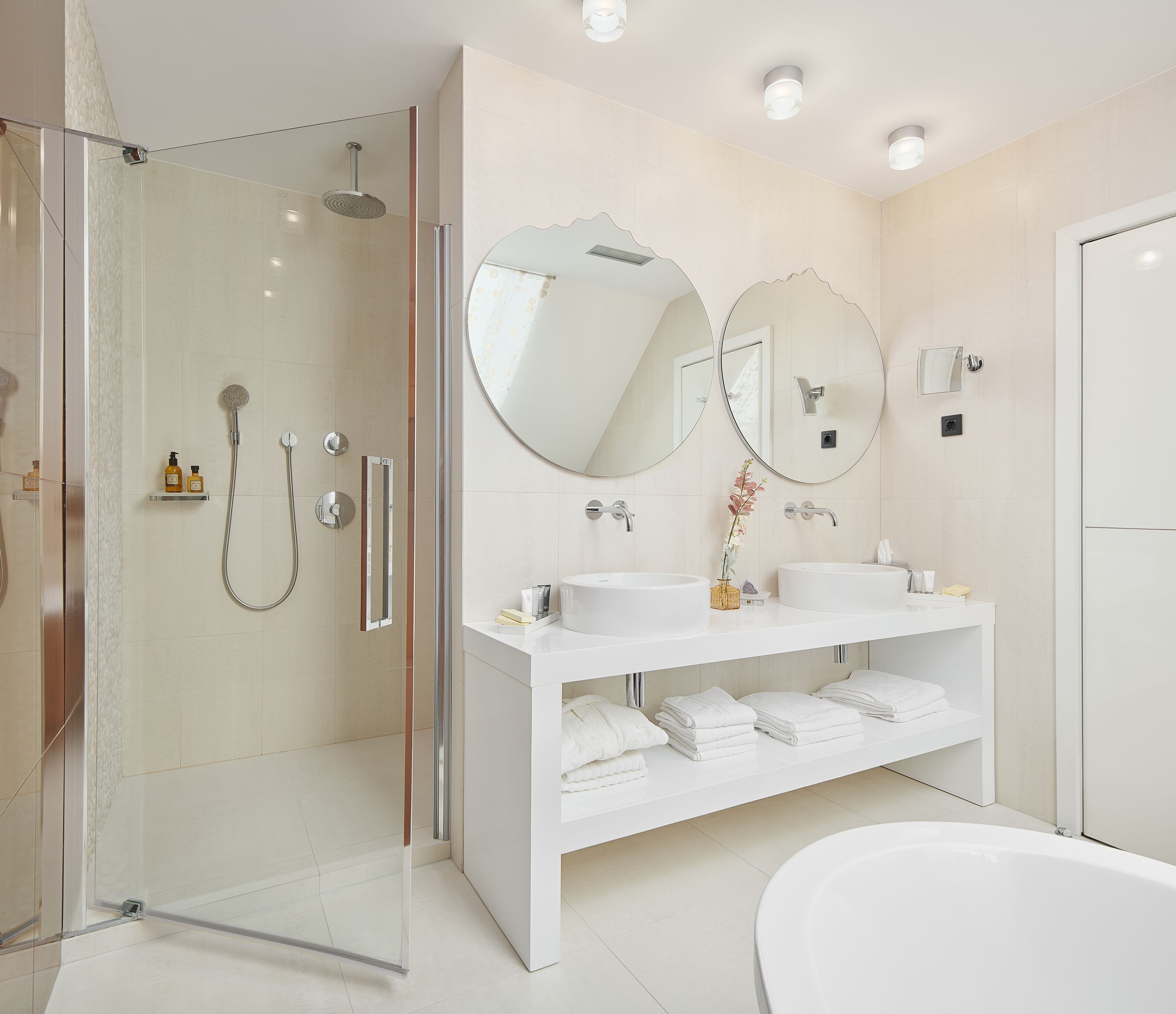 premium suite with terrace and old town view | bathroom amenities | combined shower/bathtub, deep-soaking bathtub, free toiletries