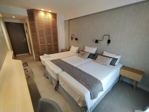 Caja de seguridad en la habitación, cunas y ropa de cama 
