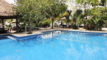 Piscine extérieure, chaises longues