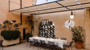 HĂ€r finns 2 restauranger som serverar frukost.