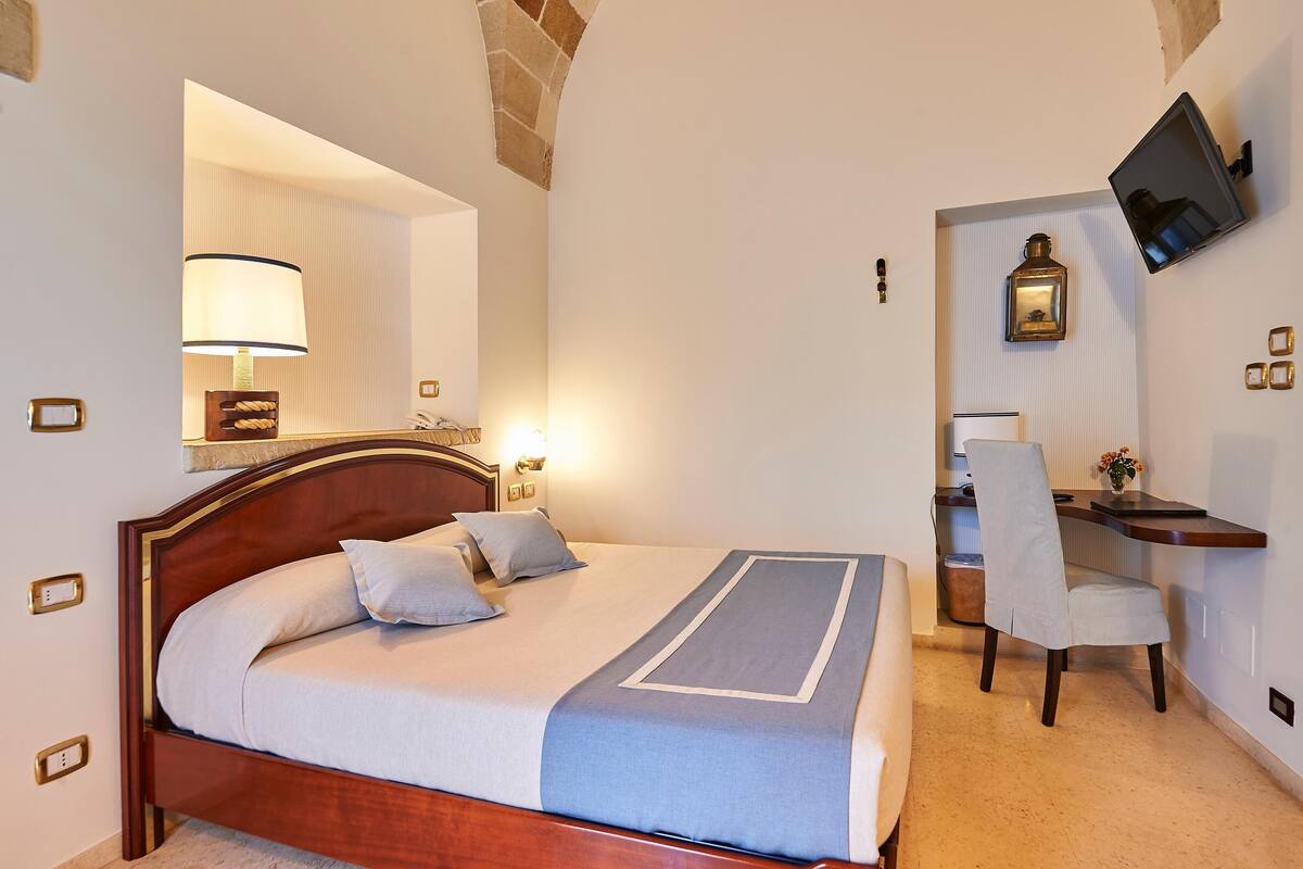 Phòng đôi phong cách cổ điển | Minibar, két bảo mật tại phòng, bàn 