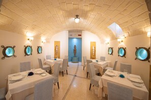 2 restaurants, breakfast, dinner served; Italian cuisine  - Corte di Nettuno - CDSHotels (Otranto)