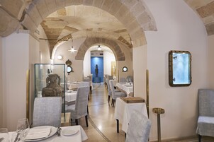 2 restaurantes; se sirve desayuno y cena; cocina italiana