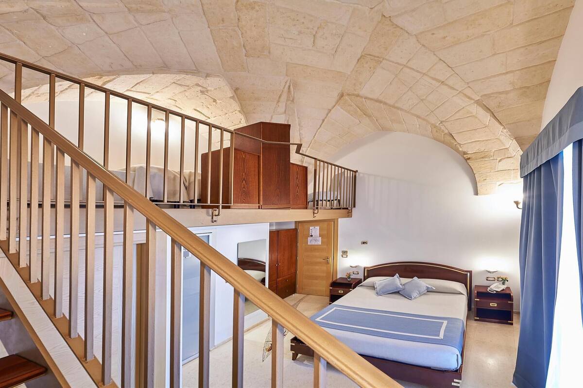 classic quadruple room | 1 bedroom, minibar, in-room safe, desk