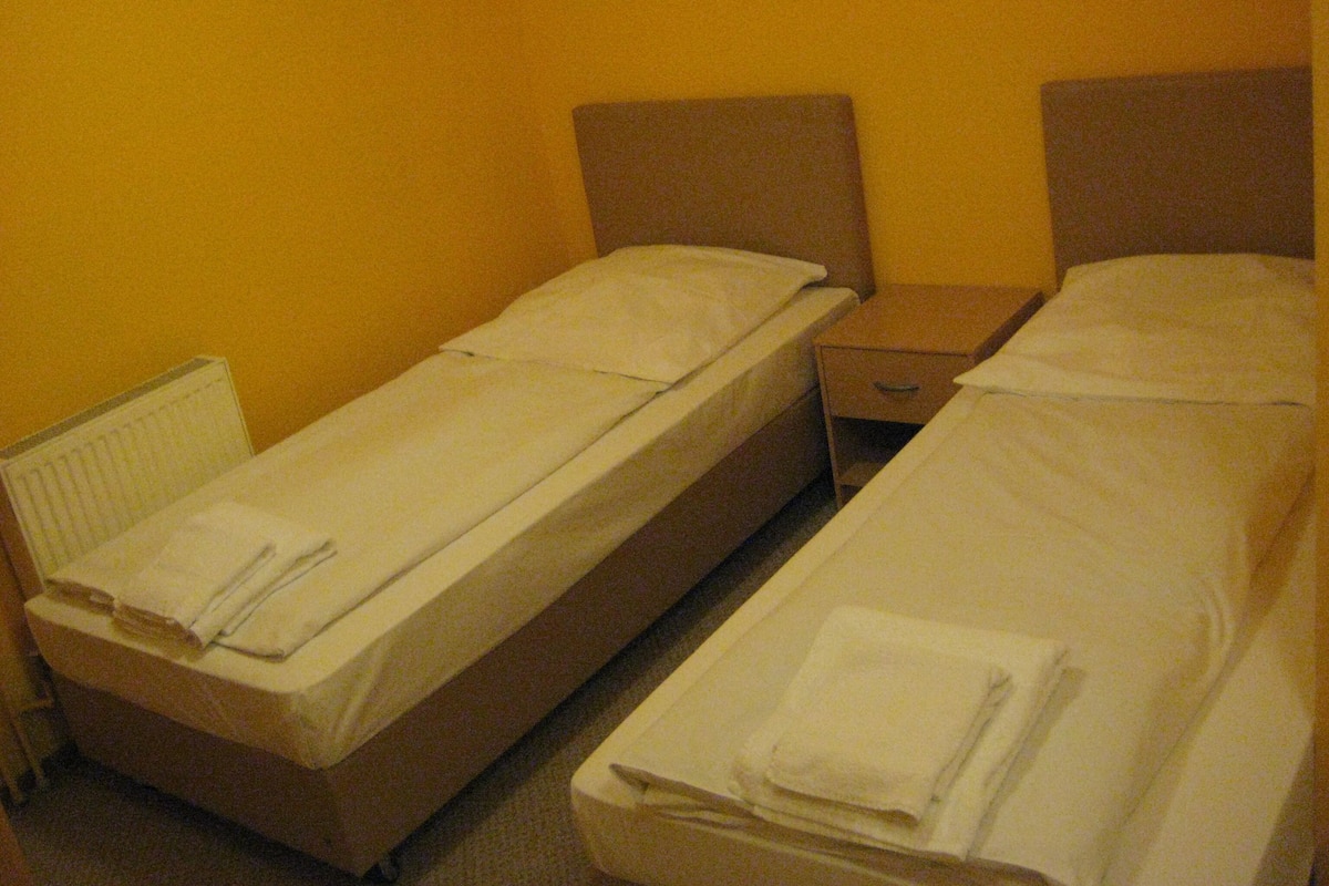 Enkelrum - privat badrum | Skrivbord, strykjärn/strykbräda, gratis wi-fi och sängkläder