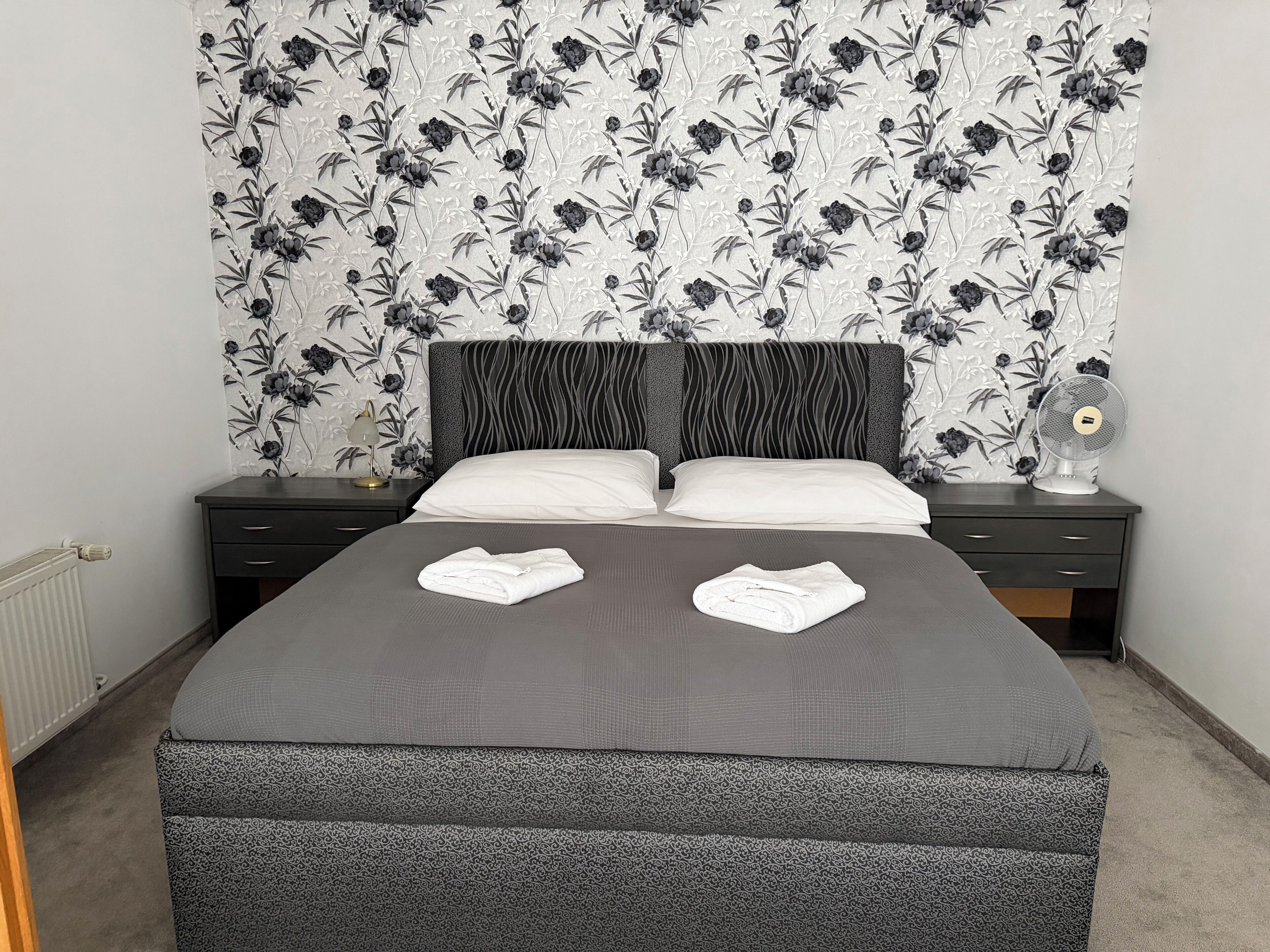 Tabla de planchar con plancha, wifi gratis y ropa de cama 