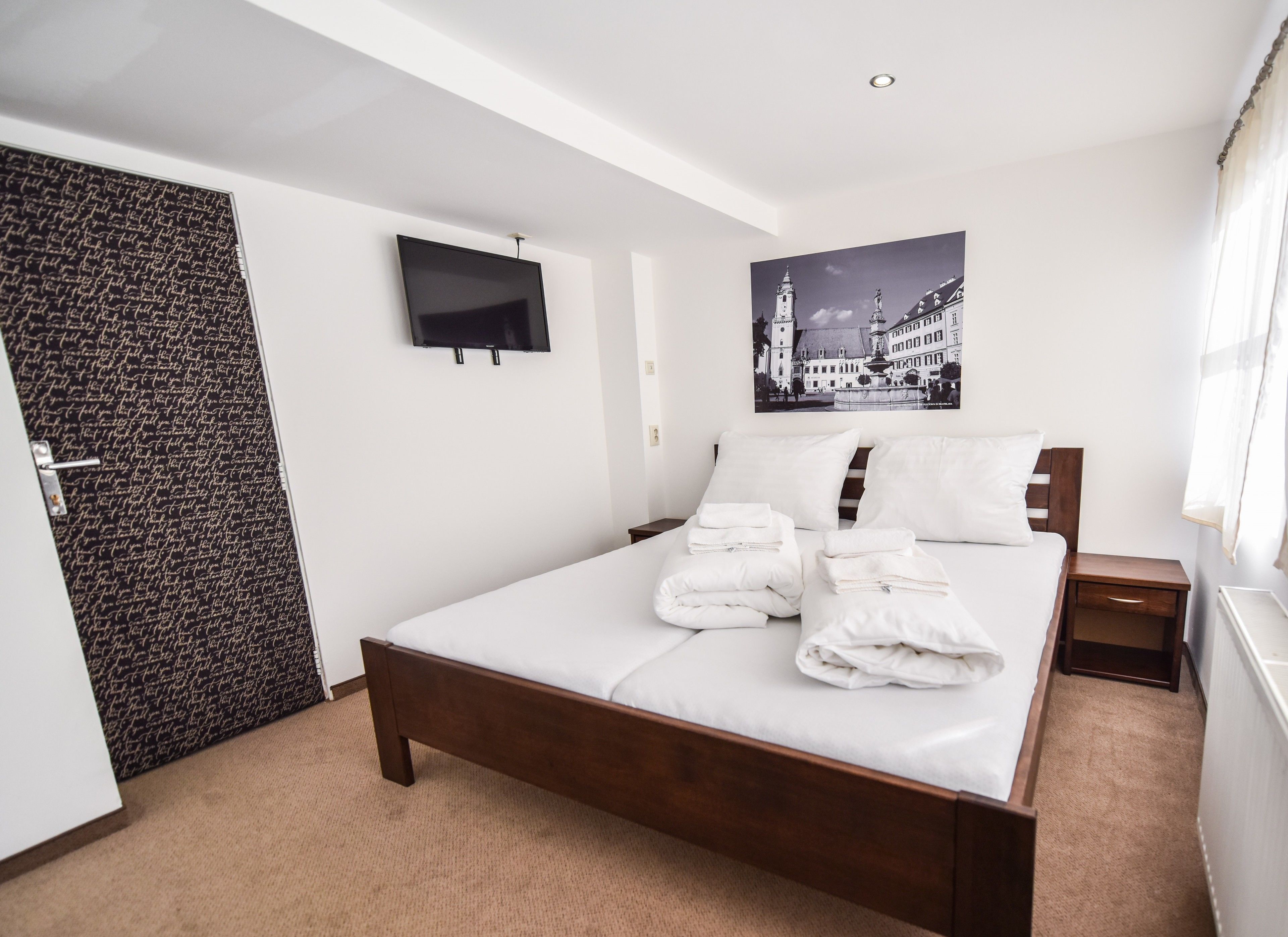 Tabla de planchar con plancha, wifi gratis, ropa de cama