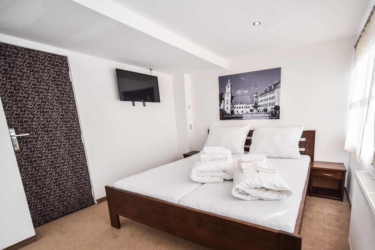Tabla de planchar con plancha, wifi gratis y ropa de cama