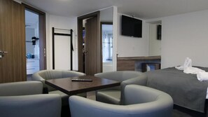 Suite, balcón, vistas al río | Zona de estar