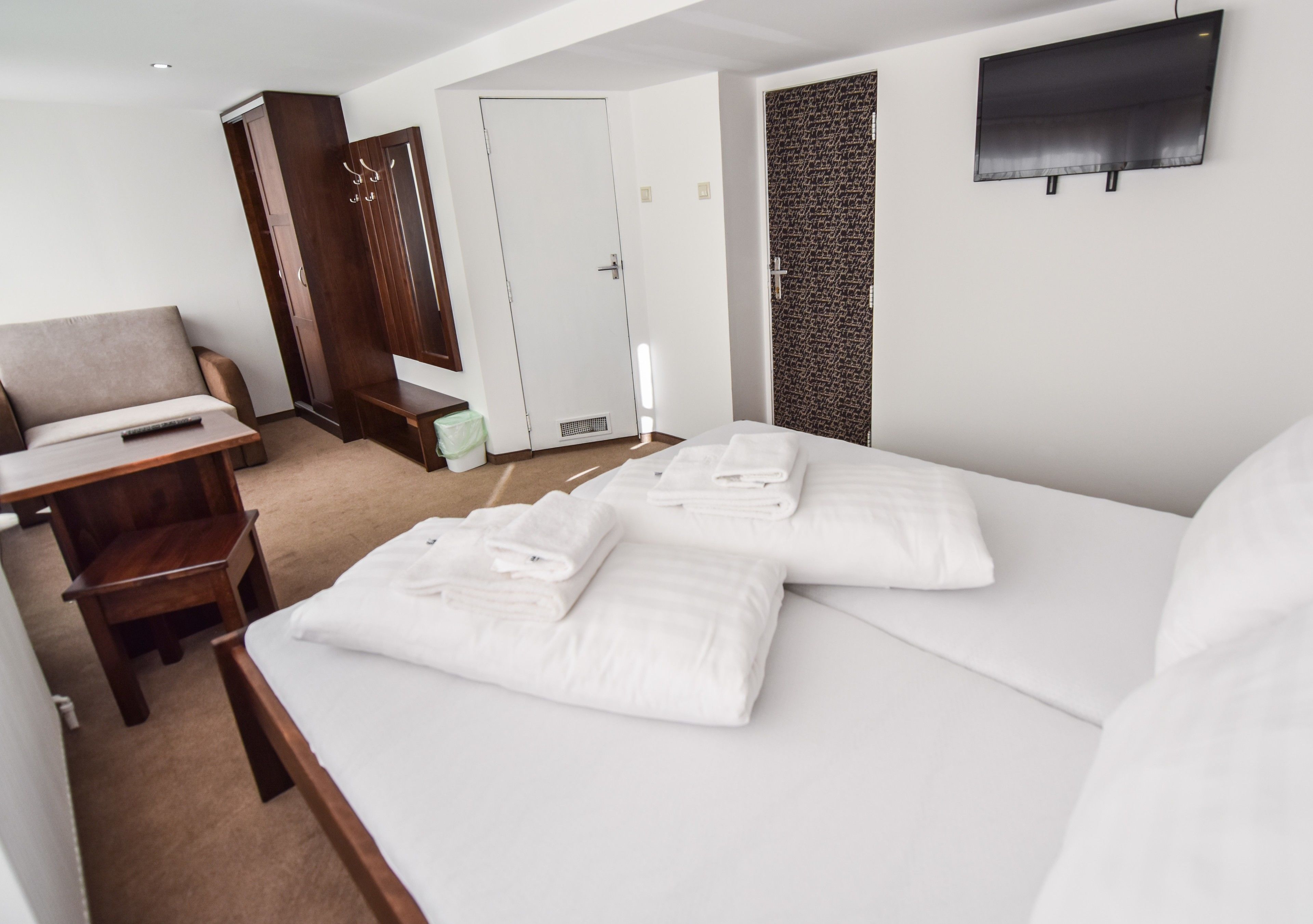 Tabla de planchar con plancha, wifi gratis, ropa de cama