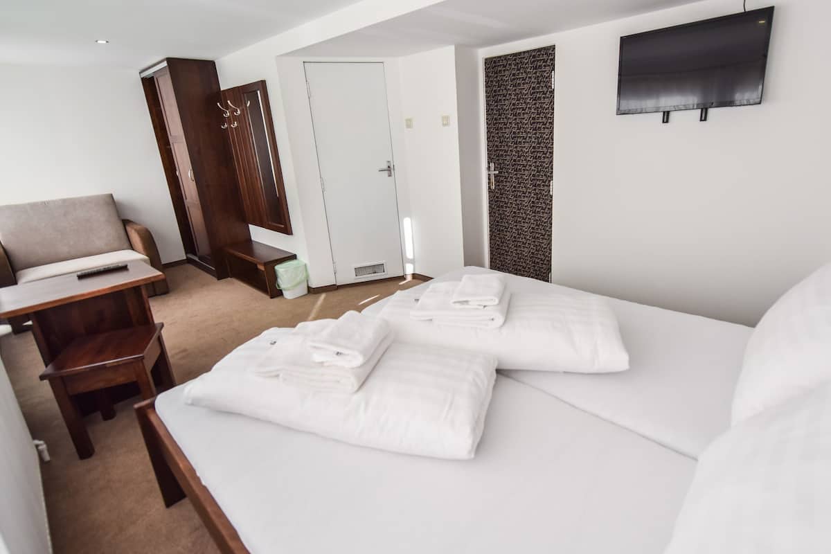 Tabla de planchar con plancha, wifi gratis y ropa de cama