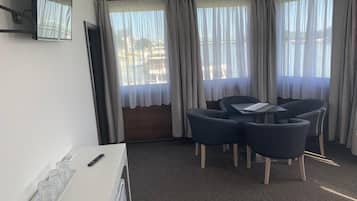 Suite, Flussblick | Bügeleisen/Bügelbrett, kostenloses WLAN, Bettwäsche