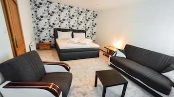 Familienapartment, Terrasse, Flussblick | Bügeleisen/Bügelbrett, kostenloses WLAN, Bettwäsche